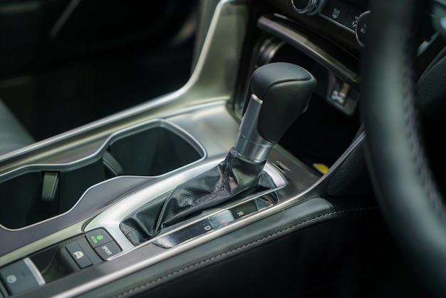 Moderner Auto-Schalthebel mit intuitiven Bedientasten
