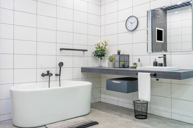 Moderner Badezimmerinnenraum mit minimalistic Dusche und Beleuchtung, weißer Toilette, Wanne und Badewanne