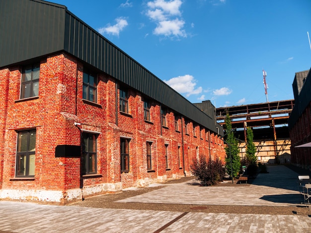 Moderner Café-Arbeitsbereich, Außenwand aus rotem Backstein im Loft-Stil, Renovierung eines alten Industriegebäudes, kreativer städtischer Raum, Breakout-Bereich, Umbau eines städtischen Lofts, Mauerwerk, Lagerhaus-Design, raumhohes Fenster