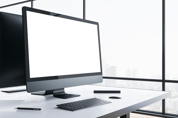 Moderner Designer-Desktop mit leerem weißen Computerbildschirm