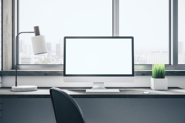 Moderner Desktop mit leerem weißen Computerbildschirm