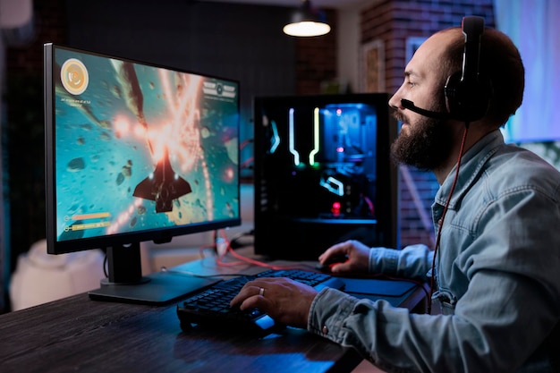 Moderner gamer streamt rpg-videospiele online auf dem pc und spielt action-meisterschaften mit mehreren spielern. junge person, die spaß beim schießen des gameplay-turniers im live-stream hat.