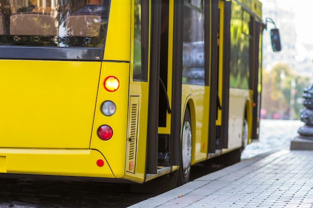 Foto moderner gelber stadtbus mit offenen türen am busbahnhof