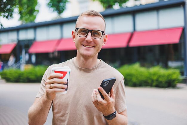 Moderner Geschäftsmann und Geschäftsfrau sitzen im Café und nutzen mobile Geschäftsleute