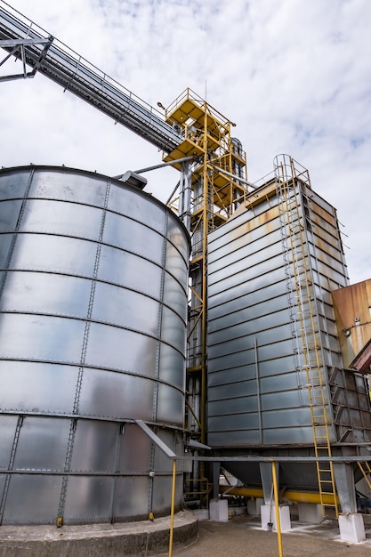 Moderner getreideaufzug silbersilos auf agroverarbeitungs- und produktionsanlagen zur verarbeitung, trocknung, reinigung und lagerung von landwirtschaftlichen produkten, mehl, getreide und getreide