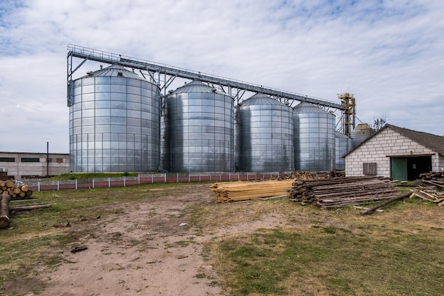 Moderner Getreideaufzug Silbersilos auf Agroverarbeitungs- und Produktionsanlagen zur Verarbeitung, Trocknung, Reinigung und Lagerung von landwirtschaftlichen Produkten, Mehl, Getreide und Getreide