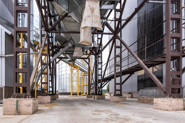 Moderner Getreideaufzug Silbersilos auf Agroverarbeitungs- und Produktionsanlagen zur Verarbeitung, Trocknung, Reinigung und Lagerung von landwirtschaftlichen Produkten, Mehl, Getreide und Getreide