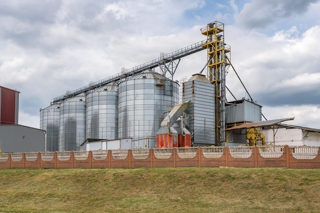 Moderner Getreideheber und Saatgutreinigungslinie Silbersilos auf Agroverarbeitungs- und Produktionsanlagen zur Verarbeitung, Trocknung, Reinigung und Lagerung von landwirtschaftlichen Produkten, Mehl, Getreide und Getreide