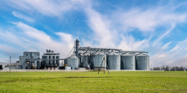 Moderner Granary-Elevator Silbersilos in Agroverarbeitungs- und Produktionsanlagen zur Verarbeitung, Trocknung, Reinigung und Lagerung von landwirtschaftlichen Produkten, Mehl, Getreide und Körnersaatgut-Reinigungslinie