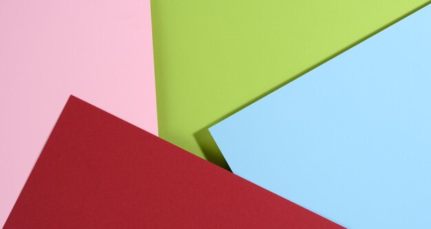 Foto moderner heller hintergrund mit blauem und rosa rotem und grünem papierblatt mit schatten-geschäftstema