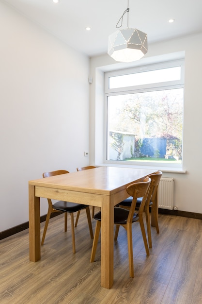 Moderner Holztisch der Küche im skandinavischen Interieur