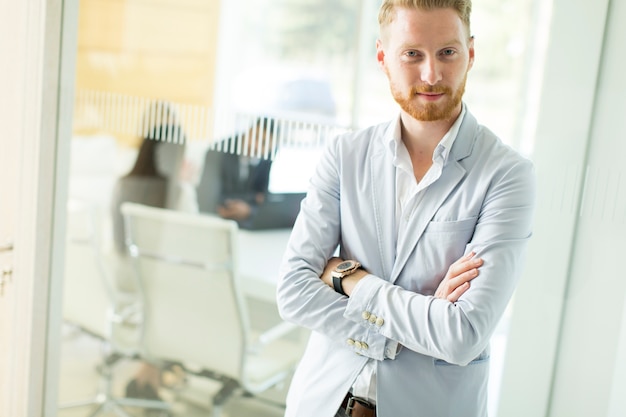 Foto moderner junger geschäftsmann im büro