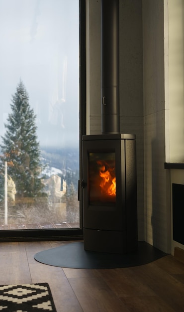 Foto moderner kamin in einem gemütlichen haus mit bergblick