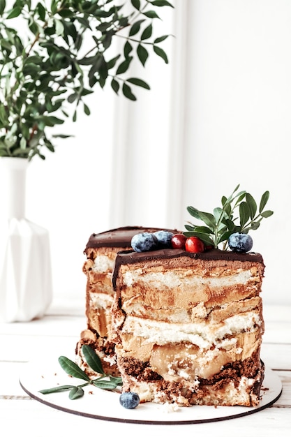 Foto moderner kuchen mit beeren