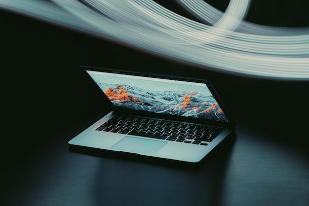 Moderner Laptop mit leerem Bildschirm auf der Theke