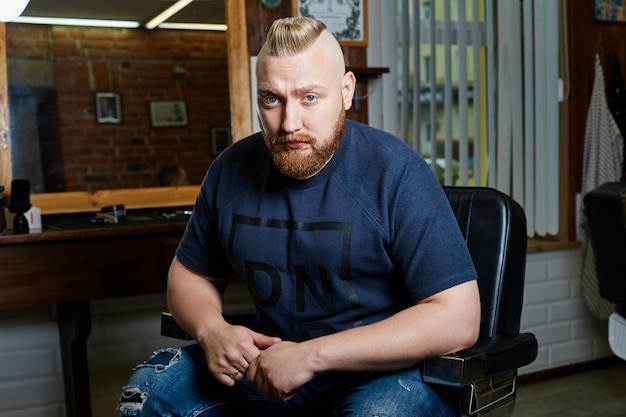 Moderner Männer-Hipster-Haarschnitt, perfekte Frisur für Männer mit langen Haaren. Retro- Haarschnitt im Friseursalon