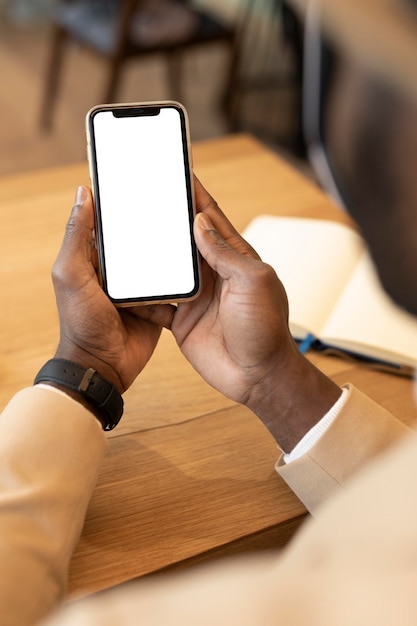 Foto moderner mann, der sein telefon überprüft