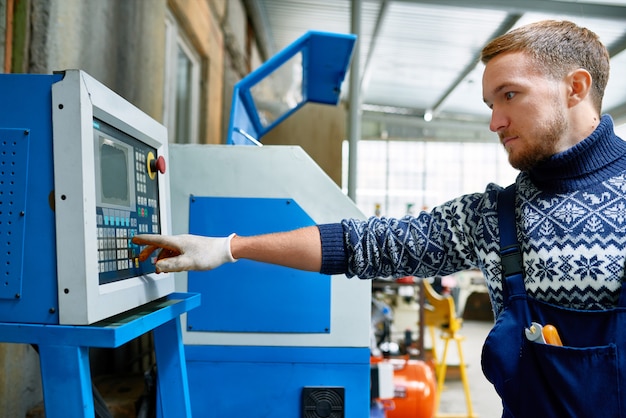 Moderner Maschinenbediener in der Fabrik