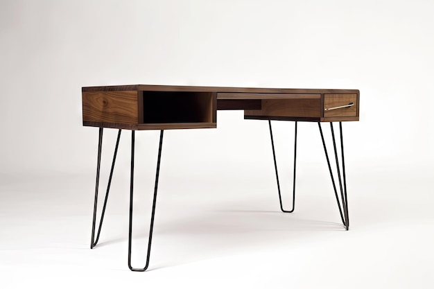Moderner Mid-Century-Schreibtisch mit schlanken Linien und minimalistischem Design