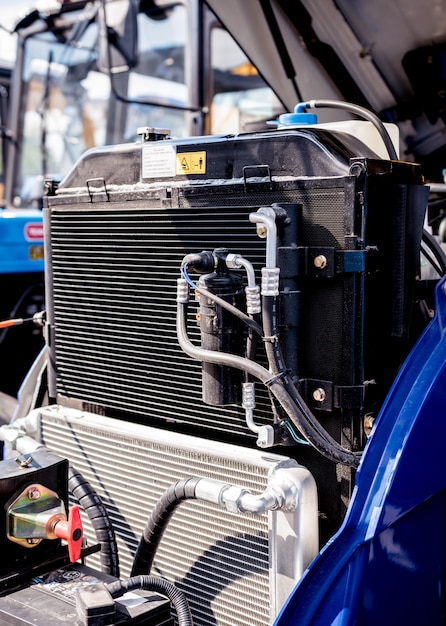 Moderner neuer landwirtschaftlicher Traktormotor. Maschinen und Anlagen