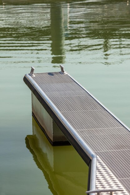 Moderner Pier im Wasser