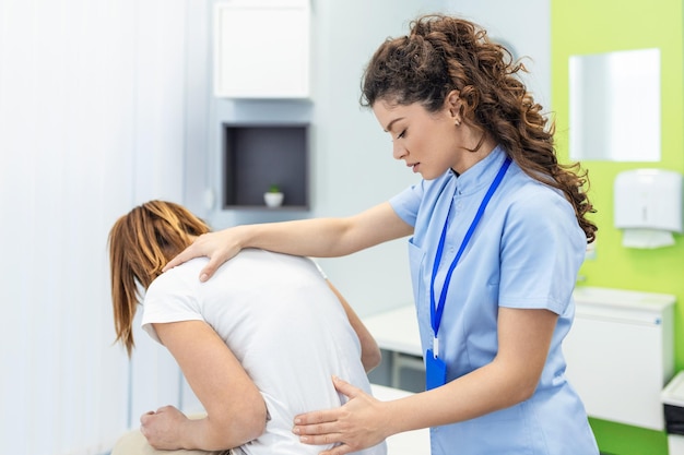 Moderner Rehabilitations-Physiotherapie-Arbeiter mit Kunden in der Klinik Schmerzlinderungskonzept Physiotherapie-Verletzungsrehabilitation