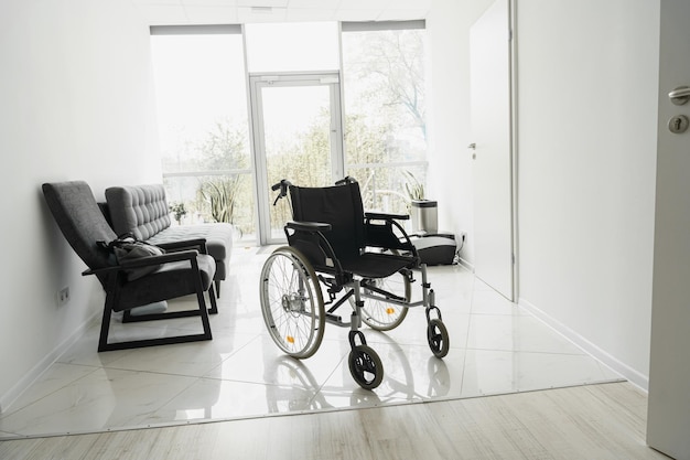 Moderner Rollstuhl in leerer Krankenhaushalle Medizinische Geräte