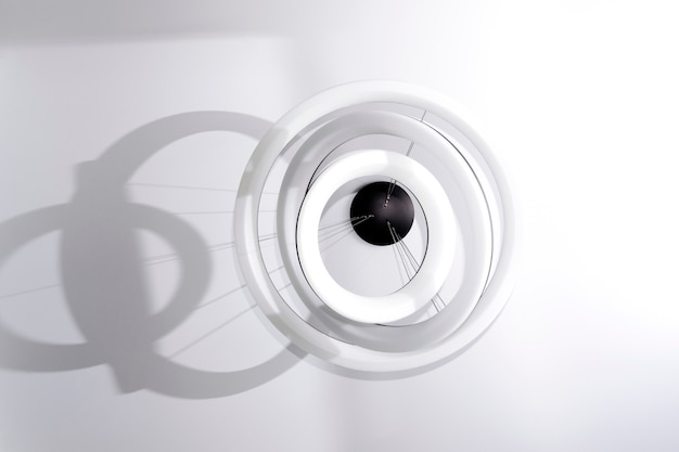 Foto moderner runder weißer kronleuchter mit an der decke hängenden led-lampen im innenraum