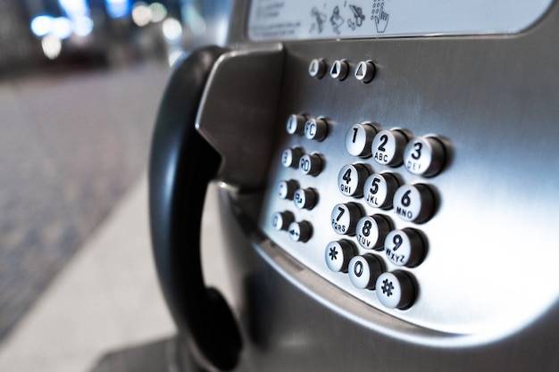 Moderner Schalter mit Münztelefonen am Flughafen