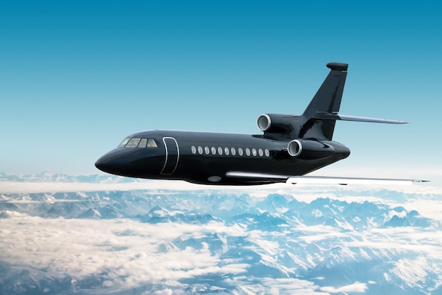 Moderner schwarzer Luxus-Business-Jet fliegt über schneebedeckte Berge