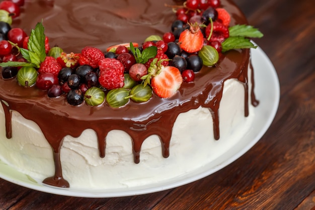 Moderner selbst gemachter Schokoladenkuchen mit frischen Beeren