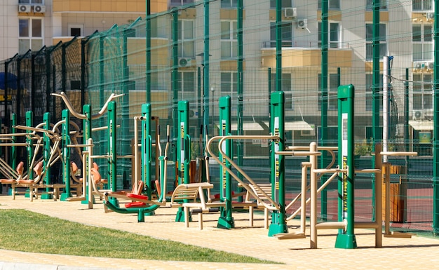 Moderner Sportplatz. Sportsimulatoren auf der Straße in der Wohnanlage.