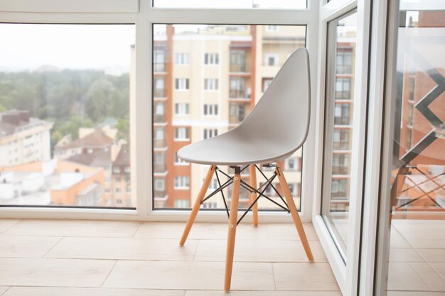 Moderner Stuhl auf dem Balkon