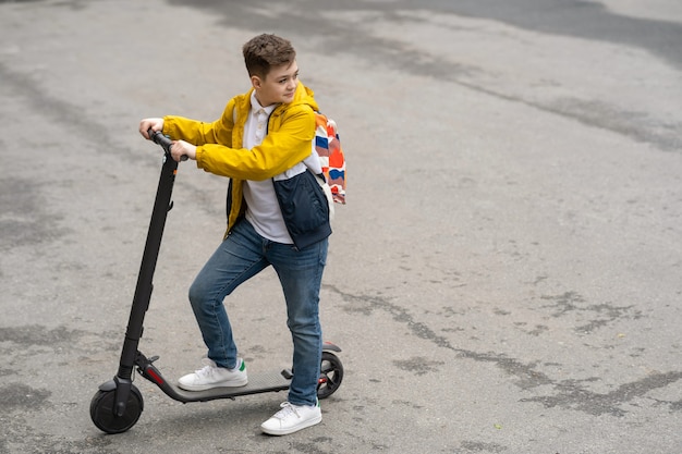 Foto moderner teenager auf elektroroller.