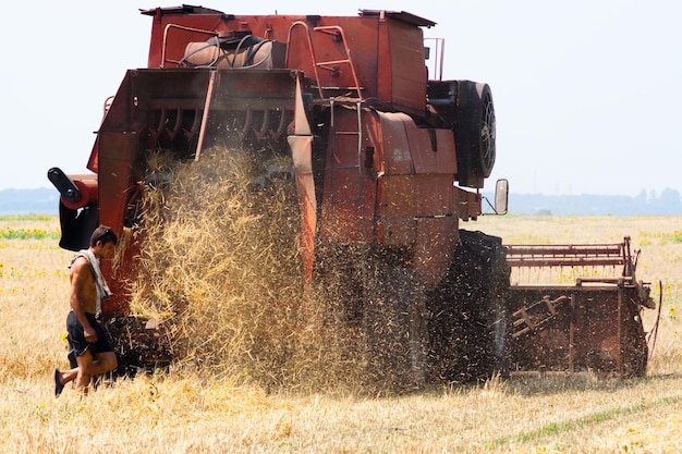 Moderner Traktor im Feld mit Komplex für das Pflügen Das Konzept der Arbeit in einer Feld- und Landwirtschaftsindustrie