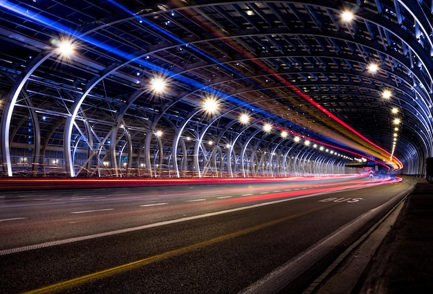 moderner Tunnel in der Stadt bei Nacht