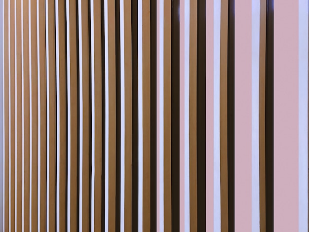 Moderner Wand-Innenraum verziert mit vertikalen hölzernen Planken