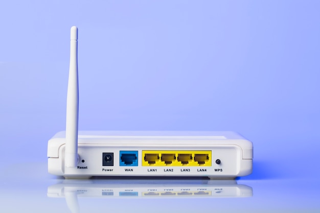 Moderner Wi-Fiausgangsrouter mit Antenne auf hellblauem Hintergrund