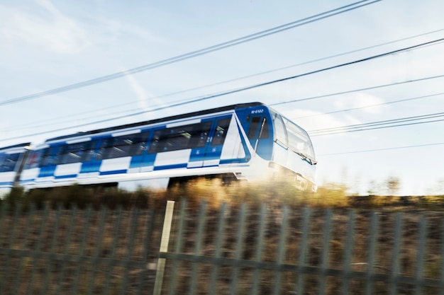 Foto moderner zug im ländlichen gebiet