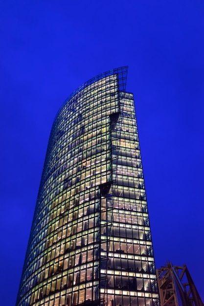 Modernes Apartmenthaus aus blauem Glas und Geschäftsgebäudearchitektur im deutschen Stadtzentrum in Berlin in Deutschland in Europa. Nachts beleuchtet