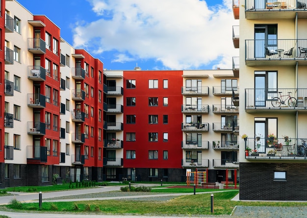 Modernes Apartmenthaus-Komplexblock- und Außenanlagenkonzept.