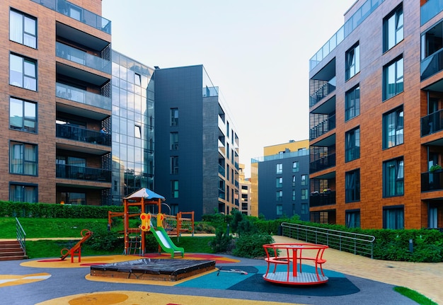 Modernes Architekturkonzept für Wohngebäude. Kinderspielplatz, Außenanlagen