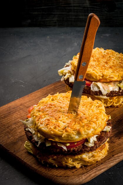 Modernes asiatisches Gericht Ramen Burger