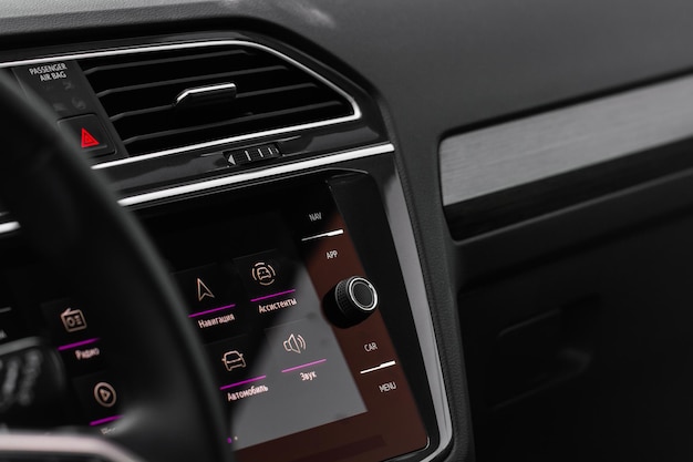 Modernes Auto-Armaturenbrett Bildschirm-Multimedia-System Übersetzung „Navigationshilfe Autoradio Sound Telefon Geräte Apps“