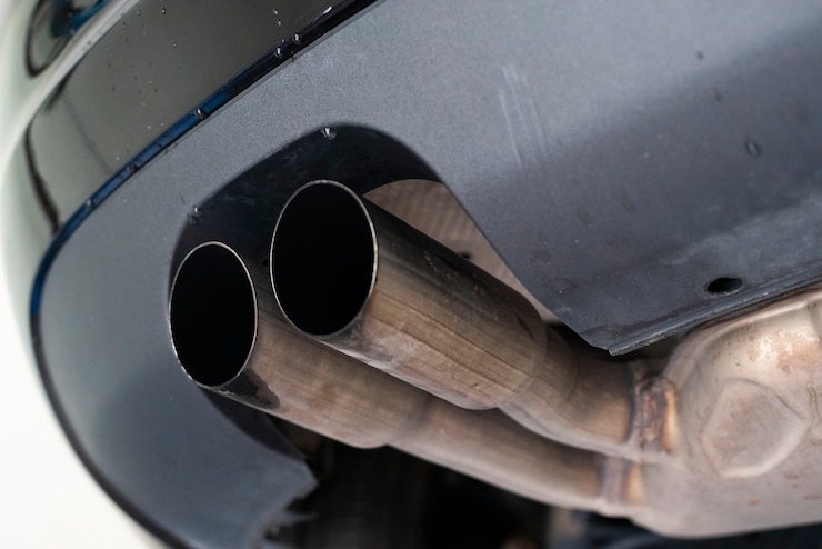 Foto modernes auto-auspuffdetail von unten aufgenommen