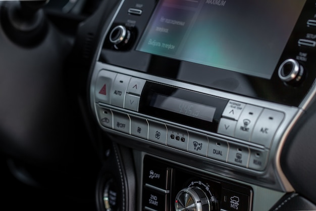 Modernes Auto-Media-Display im Innenraum des Autos. Touchscreen-Monitor auf dem Armaturenbrett des modernen Autos.