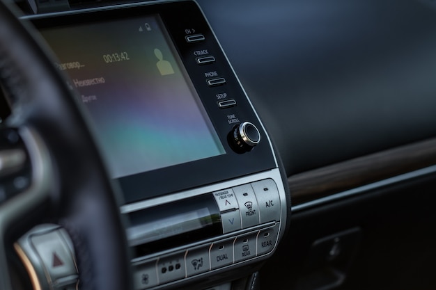 Modernes Auto-Media-Display im Innenraum des Autos. Touchscreen-Monitor auf dem Armaturenbrett des modernen Autos.