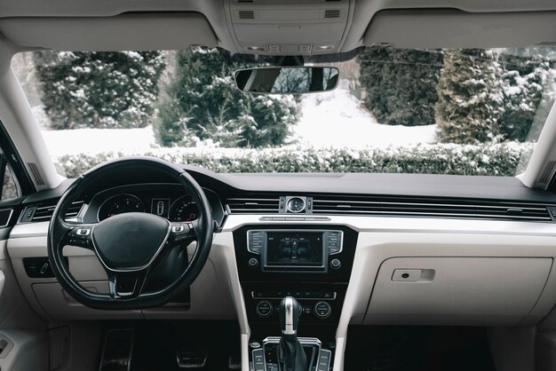 Modernes Autointerieur, weißes perforiertes Leder, Aluminium, Detailsteuerung, Lederlenkrad.