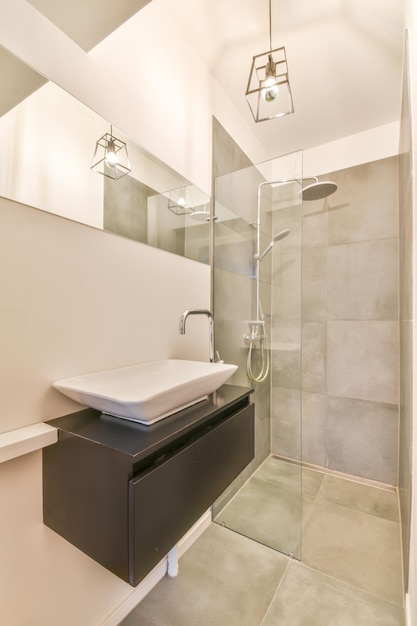 Modernes Badezimmer im minimalistischen Stil mit einem ungewöhnlichen Kronleuchter