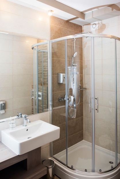 Modernes Badezimmer mit Dusche und Waschbecken